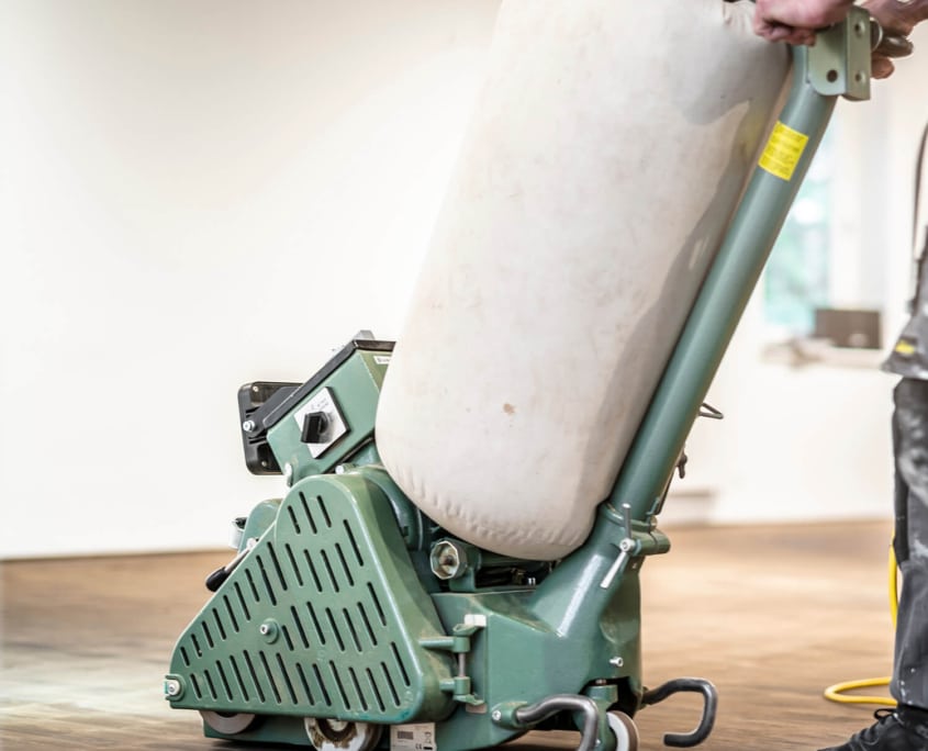 parkettleger-schleifen-parkettboden Parquet installer sanding parquet with a sanding machine