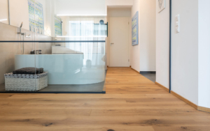 Landhausdiele mit rustikaler Struktur und vor einen Duschbereich