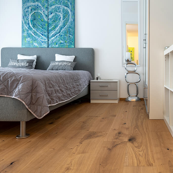 Rustikale Landhausdie in Schlafzimmer mit modernem Bett und hellblauen Bild