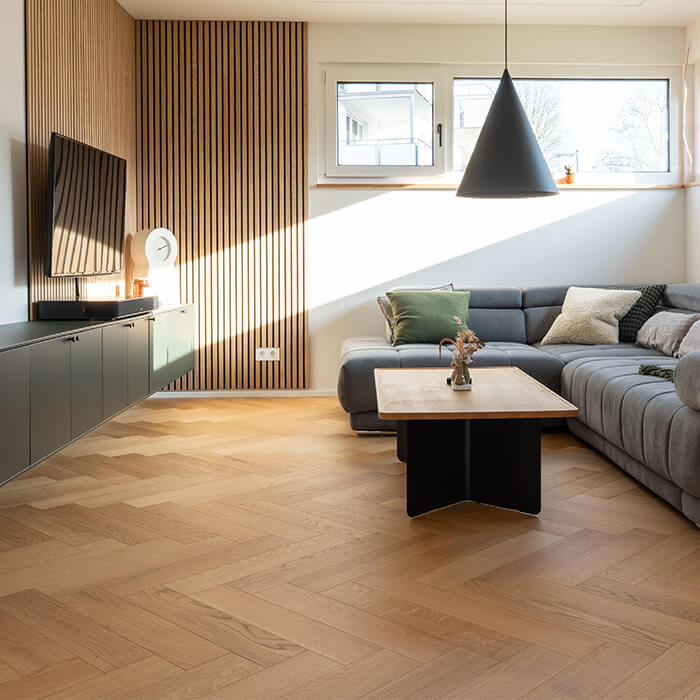 Eichenparkett Comfort Tabis XL in Fischgrat-Verlegung (Eiche Elegance geölt) in einem modernen Wohnzimmer
