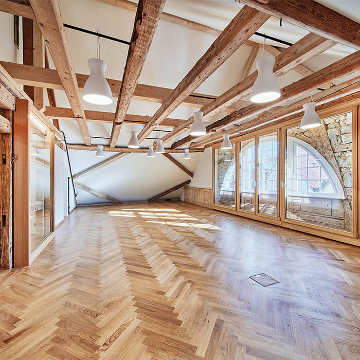 Fischgrat-Stabparkett Eiche Rustikal im Dachgeschoss der ehemaligen Hofapotheke Hechingen, Bürgerbüro