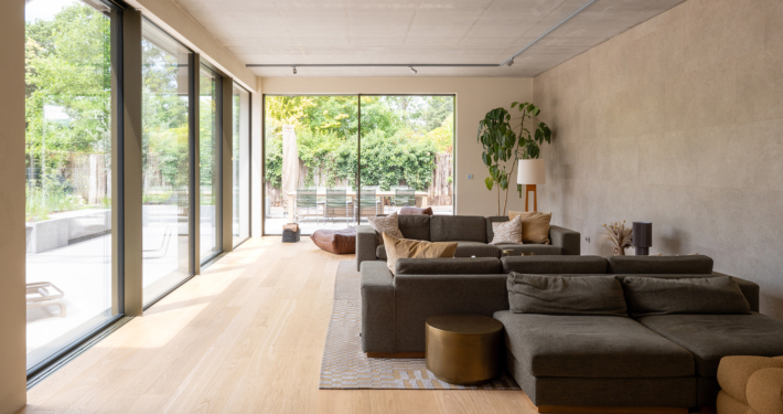 comfort-tabis-diele-grande-eiche-natural-mainz-1 Großes Wohnzimmer verlegt mit hochwertigem Eichenparkett