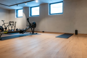 designboden-ebenbild-taunus-referenz-mainz-2 Matte, Faszienrolle und Gymnastikball auf Designboden Ebenbild Taunus vor Sichtbetonwand