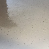 Elastischer transparenter Bodenbelag mit feinen Partikeln und Oberflächenstruktur